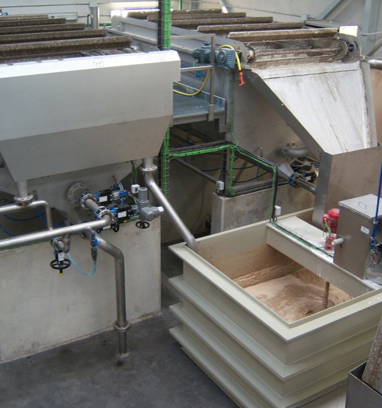 Dissolved air flotation (DAF) unit